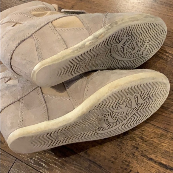 Ash - Picture 2 of 3